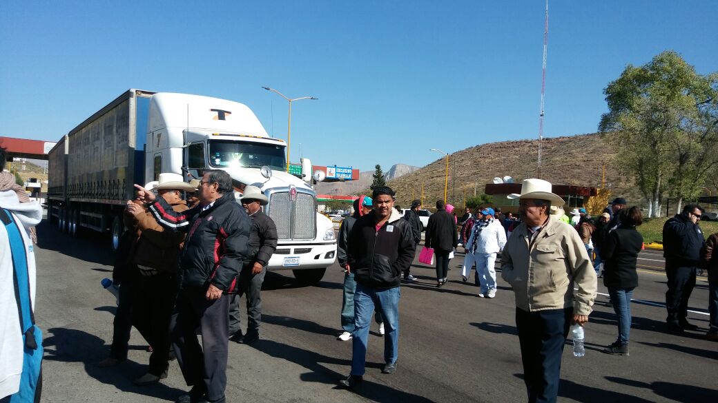 Manifestantes tomaron de nueva cuenta la caseta de León Guzmán en Lerdo.