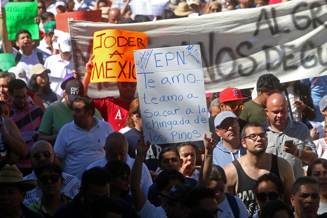 Realizan megamarcha contra 'gasolinazo' en Guadalajara