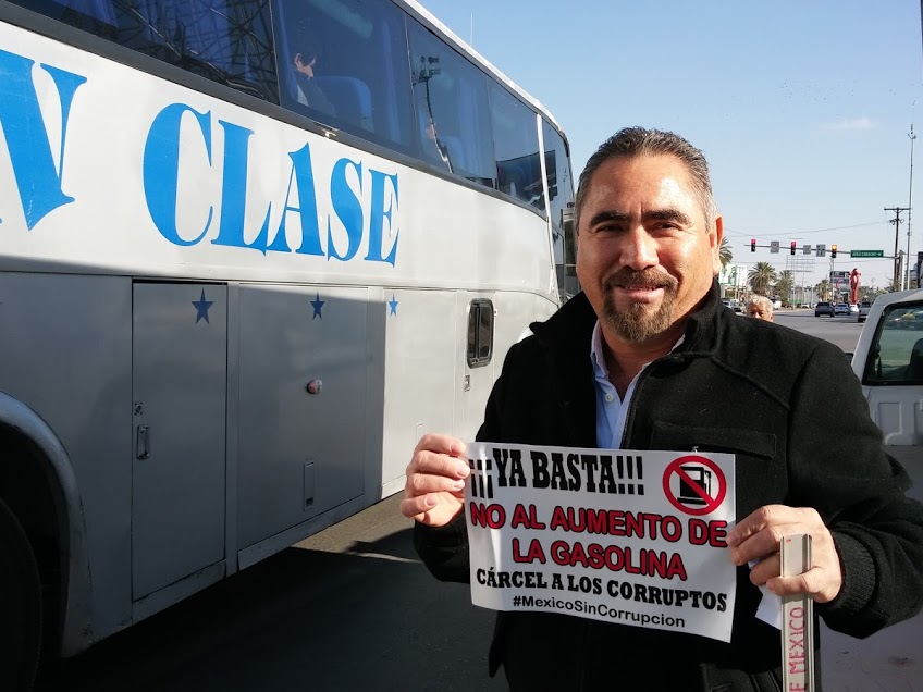 En Torreón, líderes empresariales realizaron una manifestación pacífica contra el 'gasolinazo'.