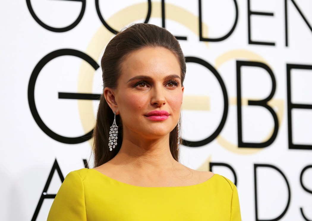 La actriz, nominada por su papel en "Jackie", lució un Prada. 