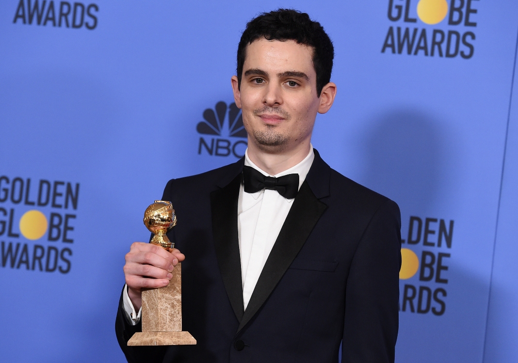 Damien Chazelle con su Globo de Oro al Mejor Director. 