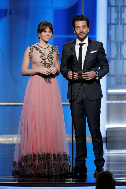 Diego Luna habló en español durante la entrega del Premio a Mejor Guión en los Globos de Oro 2017.