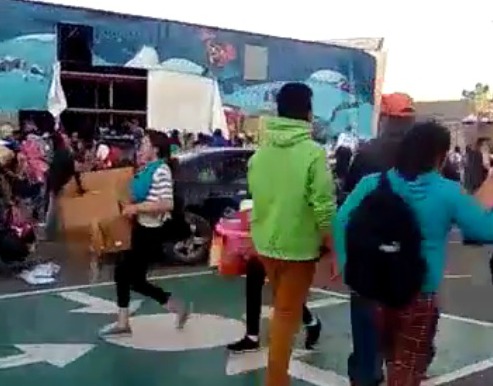 Durante el video se escucha una alarma.