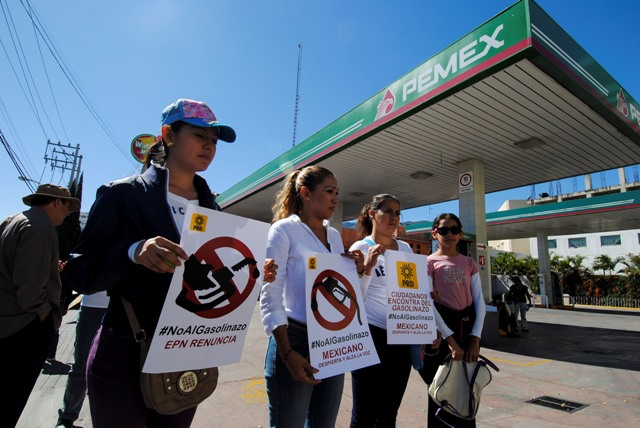 En Guerrero, militantes del PRD mantienen protestas por el incremento en los precios de los combustibles. 
