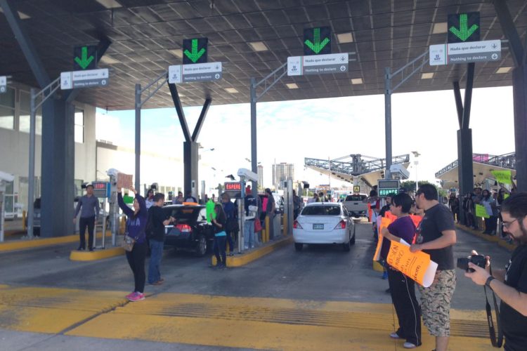 Los manifestantes se plantaron en la aduana con pancartas y sin detener la circulación de los automovilistas que ingresaban a México procedentes de Es