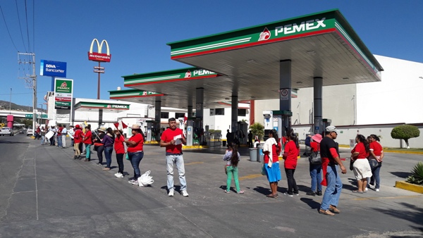 Los militantes impidieron el acceso a las cuatro gasolineras durante dos horas, en ese tiempo distribuyeron volante y calcomanías contra el ‘gasolinaz