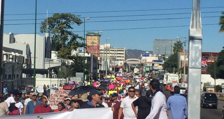 La multitud caminó casi 5 kilómetros sobre el bulevar Eusebio Kino.