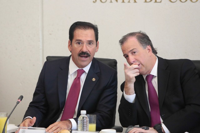 El senador Jesús Casillas Romero conversa con José Antonio Meade. 