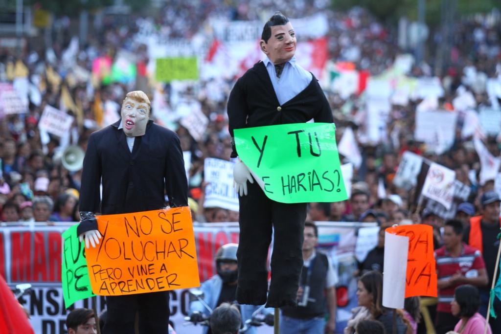 Decenas de personas protestan contra el 'gasolinazo' en la Ciudad de México.
