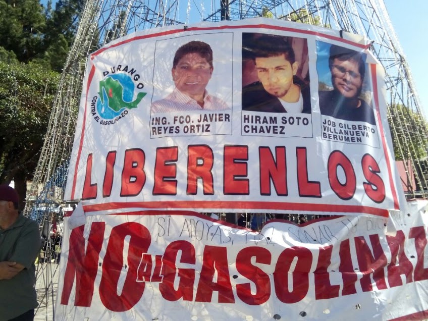 En Durango capital, manifestantes piden la liberación de detenidos durante desalojo de Pemex.