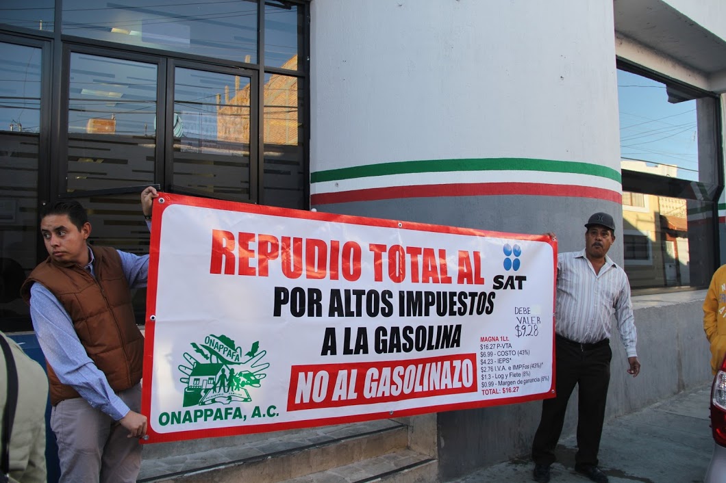 En Durango, manifestantes adheridos a Onappafa, se presentaron en las oficinas del SAT.