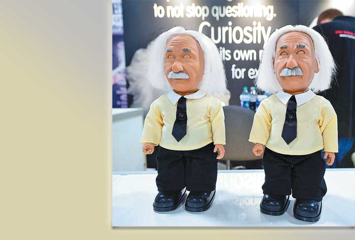 Einstein tiene la capacidad de ayudar a los niños con las tareas escolares.