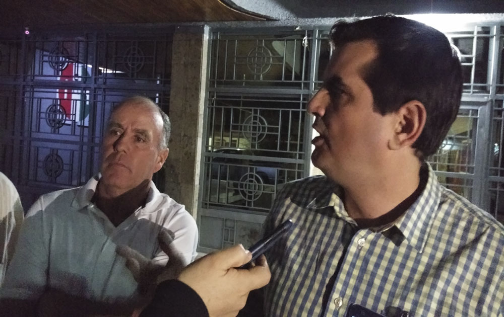 A pesar de no encontrar a nadie, los empresarios dejaron papeles con información acerca del 'gasolinazo'.
