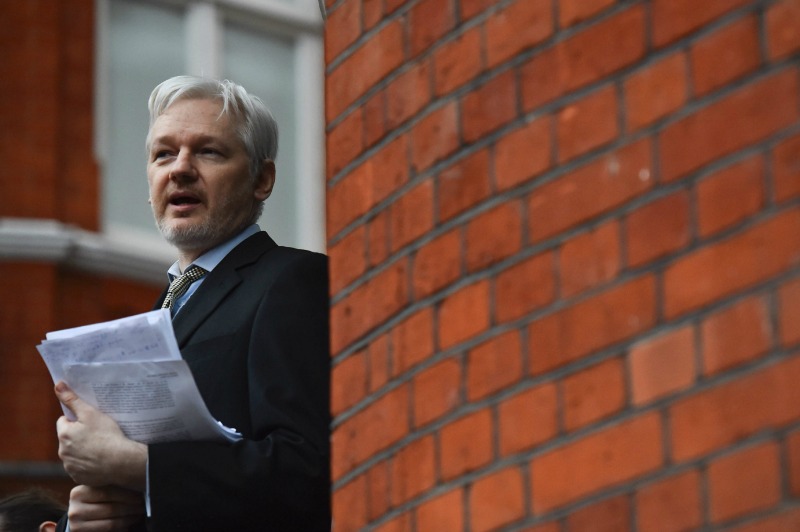 El informe de los servicios secretos es un cañón político que apunta a Donald Trump, asegura Assange.