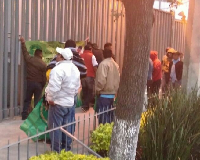 Los manifestantes amenazaron con instalar un plantón.