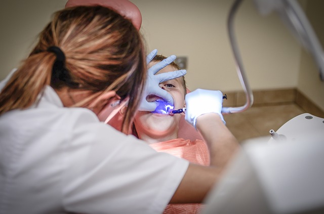 Un medicamente para el Alzheimer promueve la regeneración dental, indican médicos.