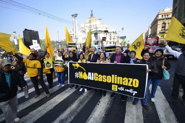 Militantes del Partido Revolucionario Institucional se manifestaron en contra del alza en los precios de la gasolina en las inmediaciones del Palacio 