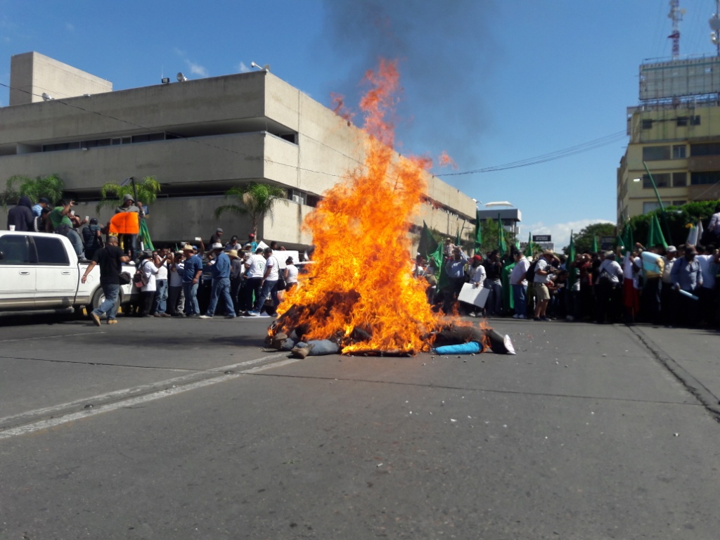 Los muñecos fueron quemados en el parque central de Tuxtla Gutiérrez.