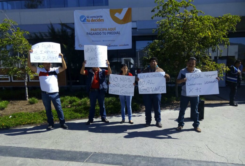 Con pancartas los protestantes demostraron su descontento ante el incremento al precio del combustible.