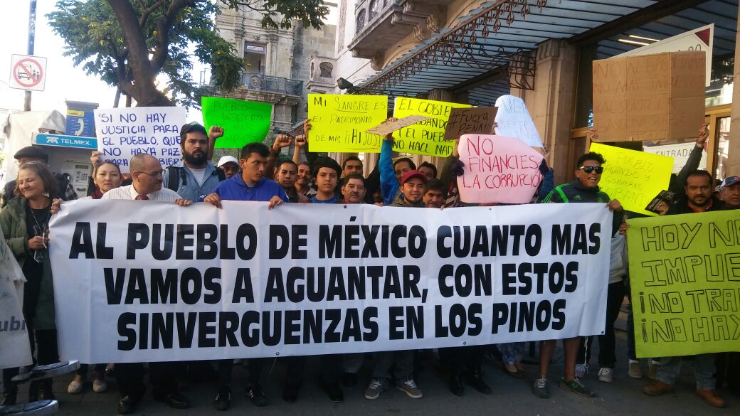 Alrededor de 50 personas, en su mayoría jóvenes, invitan a los ciudadanos a no pagar impuestos.