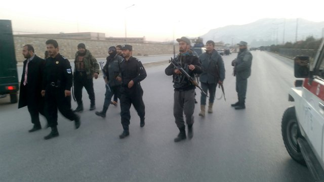 El ejército afgano y la policía de Kabul resguardan la zona después del doble atentado.