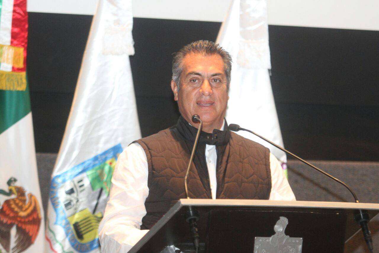 El gobernador criticó a quienes no pagan el predial.