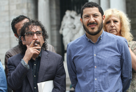 El escritor Fabrizio Mejía (izquierda) hizo pública su renuncia como diputado en la Asamblea Constituyente. Se suma a otro constituyente de Morena que