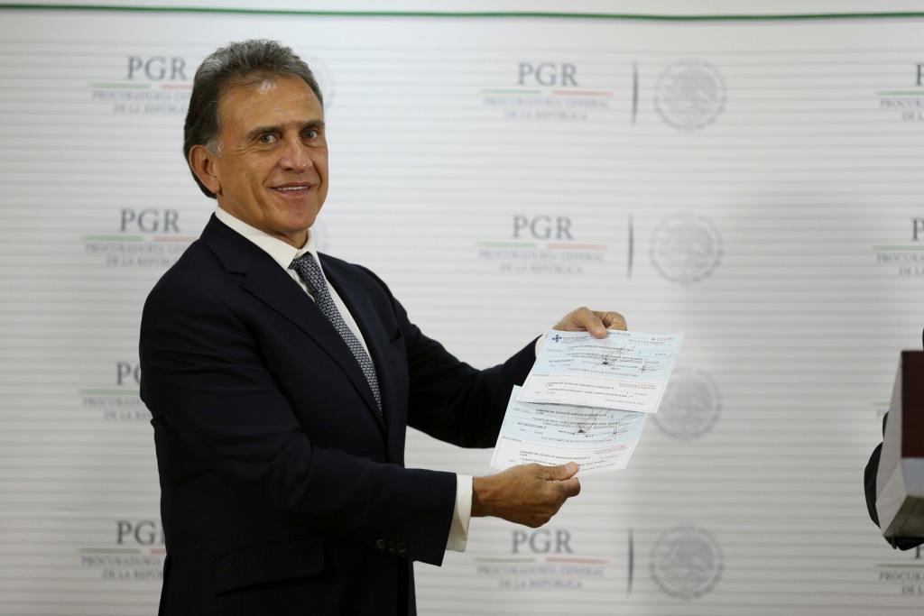 Miguel Ángel Yunes muestra los cheques que le dio el procurador Raúl Cervantes.