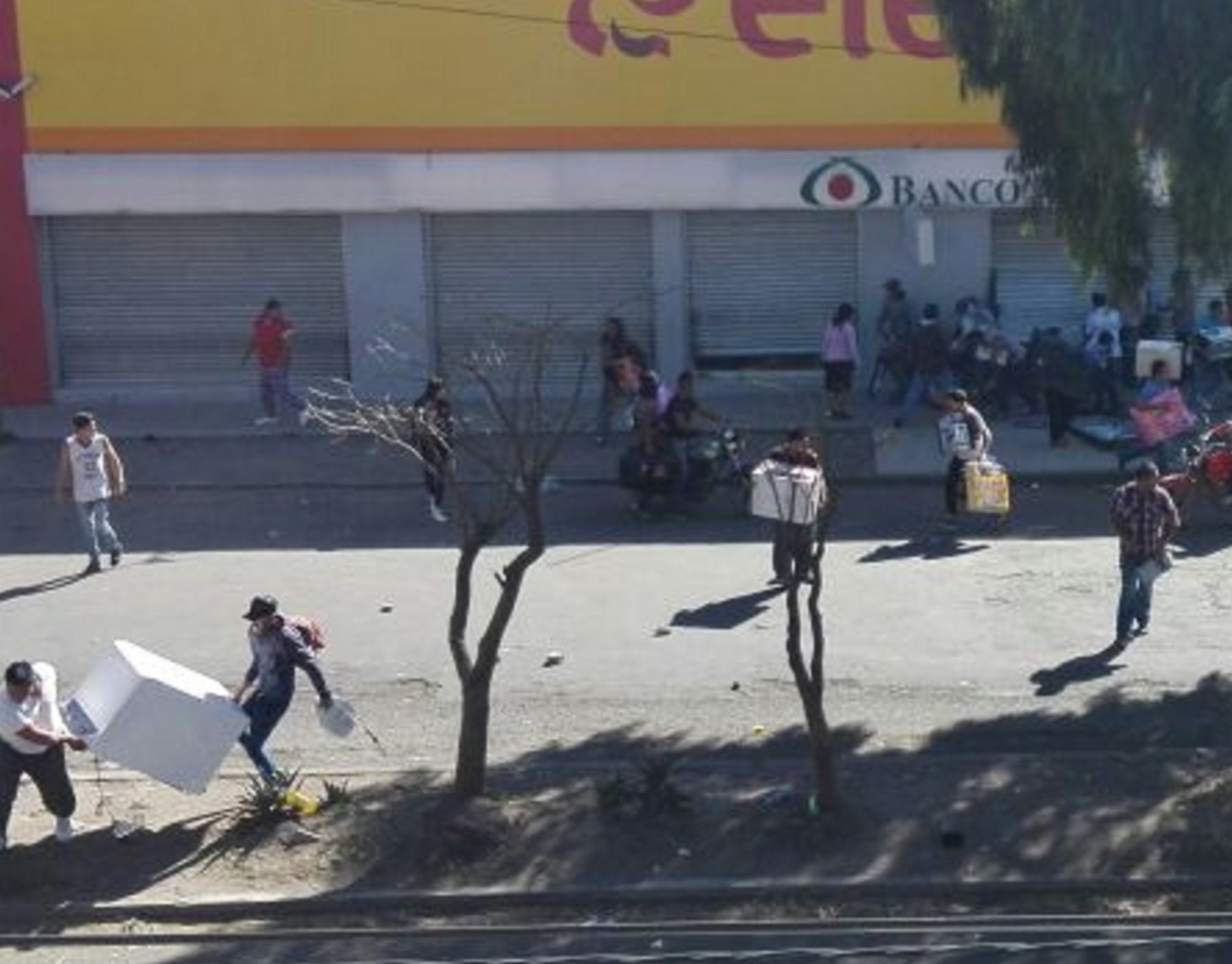 Miles de personas cometieron atracos en grandes establecimientos y pequeños negocios.