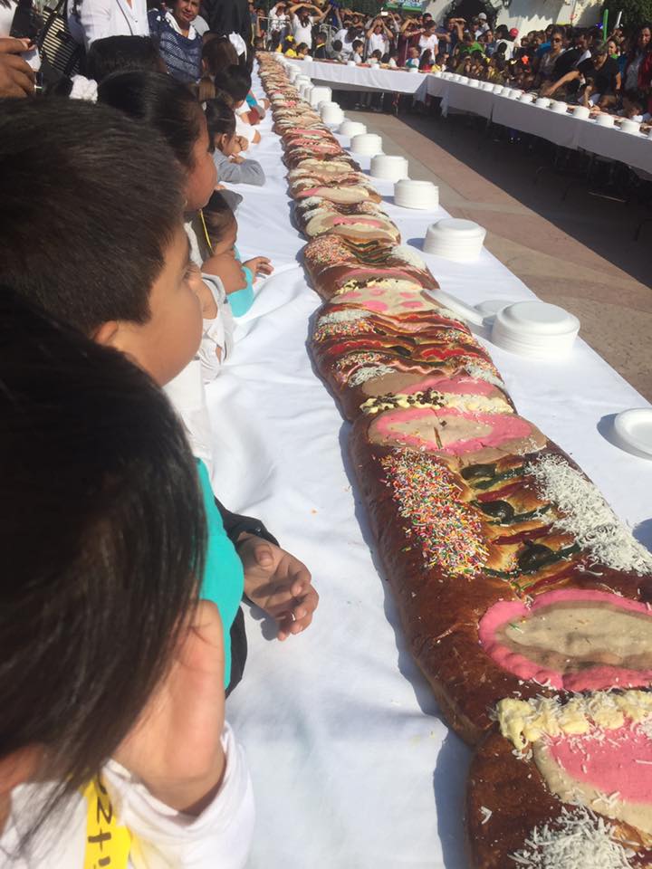 Monumental rosca de Reyes en Pánuco 
