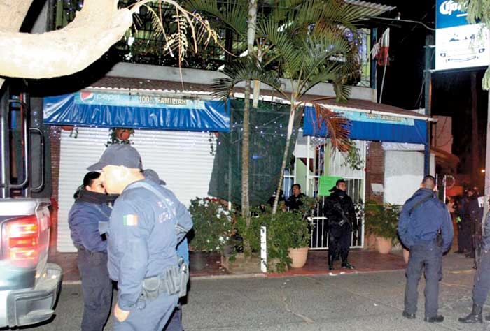 Policías estatales custodian el antro donde secuestraron a cinco parroquianos.