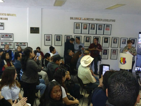 Al terminar la sesión de la Diputación Permenente en BC, ciudadanos tomaron la tribuna para manifestar su repudio por el aumento a los preciso del com