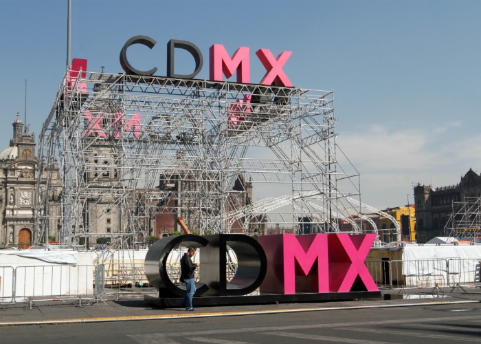 Cada año, para celebrar la época navideña, colocan la pista de hielo en el Centro Histórico de la Ciudad de México.