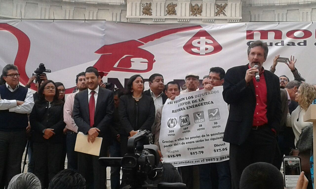 Dirigentes y militantes de Morena se reunieron en el Hemiciclo a Juárez, donde tuvieron una asamblea informativa sobre el aumento al precio de las gas