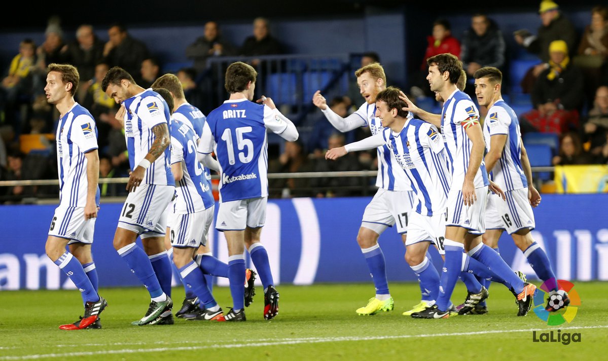 Jugadores de la Real Sociedad festejan su pase a la siguiente fase