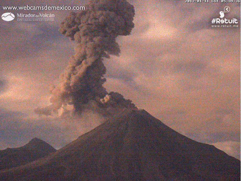 La exhalación del volcán de Colima fue durante la madrugada.