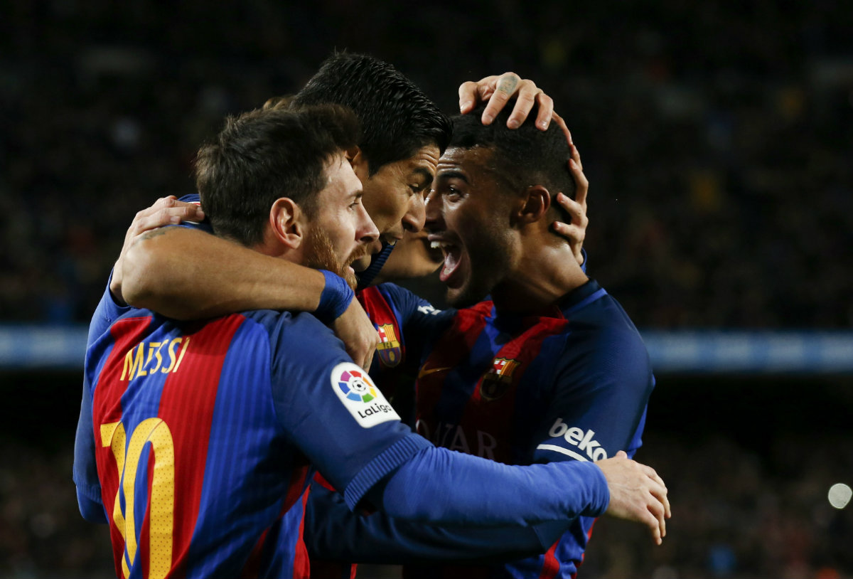 Leo Messi, Luis Suárez y Rafinha celebran el triunfo del Barcelona en los Octavos de Final en la Copa del Rey