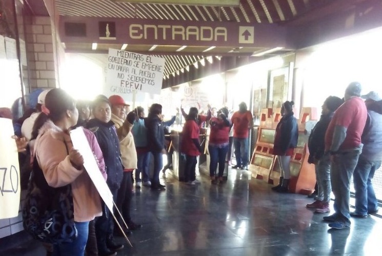 Los manifestantes permiten el paso libre de los usuarios.