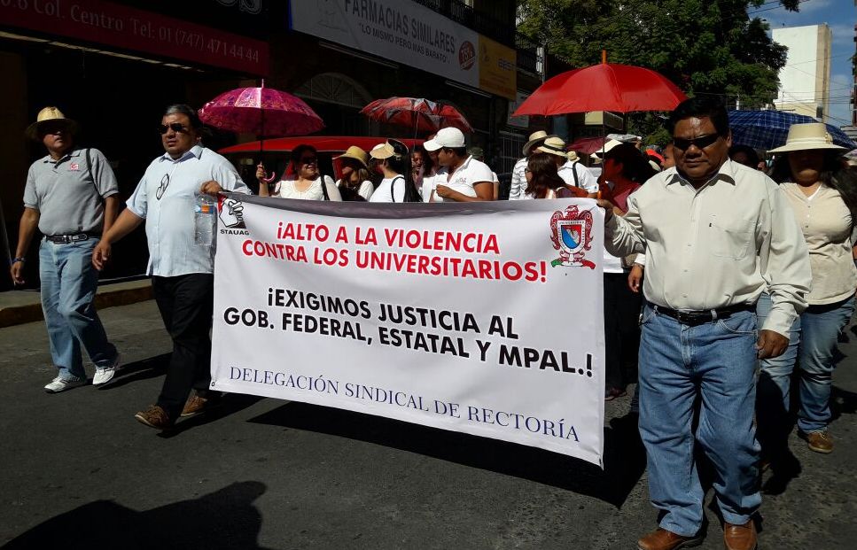 Los maestros y estudiantes piden la intervención del gobernador Héctor Astudillo en las investigaciones.