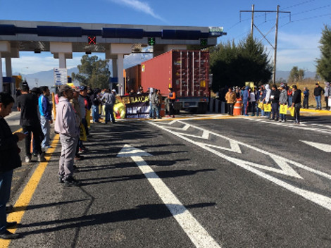 Perredistas se apoderaron de las casetas de peaje de las autopistas de Tlaxcala-Texmelucan, Arco Norte y la Tlaxcala-Puebla en Tlaxcala y dieron paso 