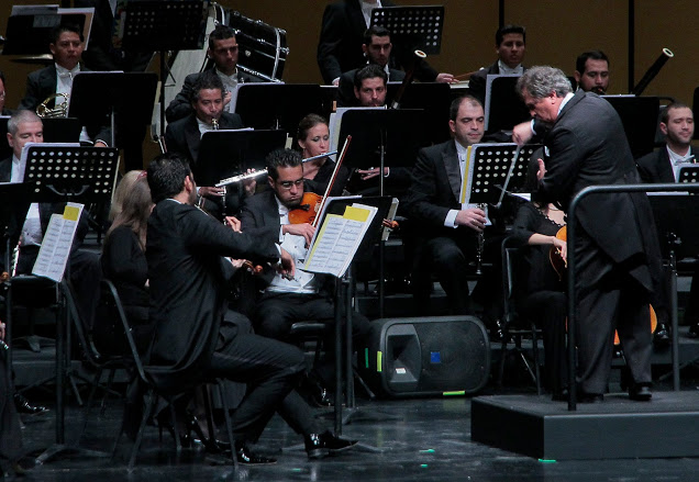 Ramón Shade, director artístico de la Camerata de Coahuila, percibe la música como instrumento que enriquece la vida.