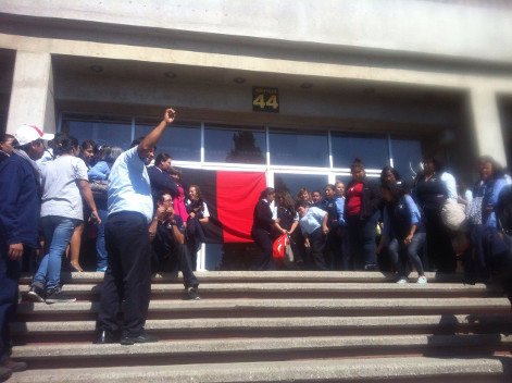 Empleados administrativos colocaron banderas rojinegras en las instalaciones de la Universidad Autónoma del Estado de Morelos.