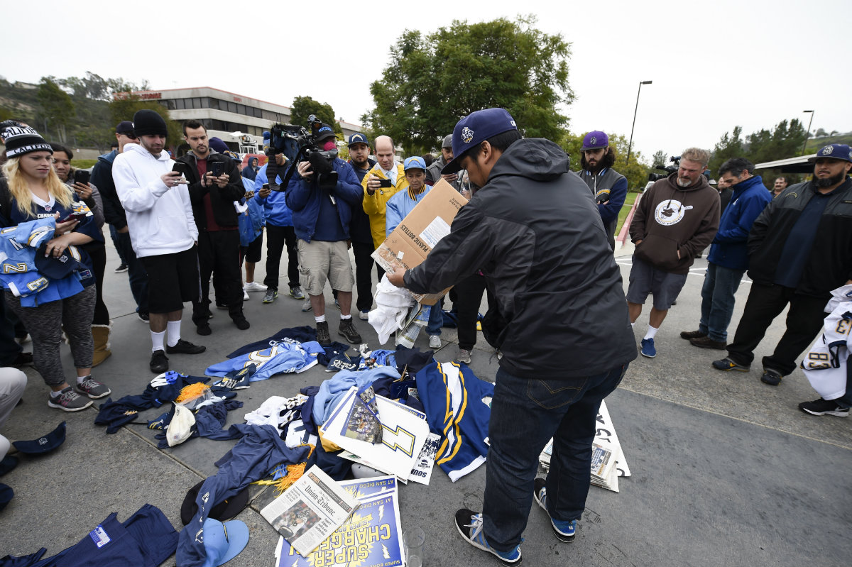Fans de San Diego protestan tras molestia de la mudanza de su equipo