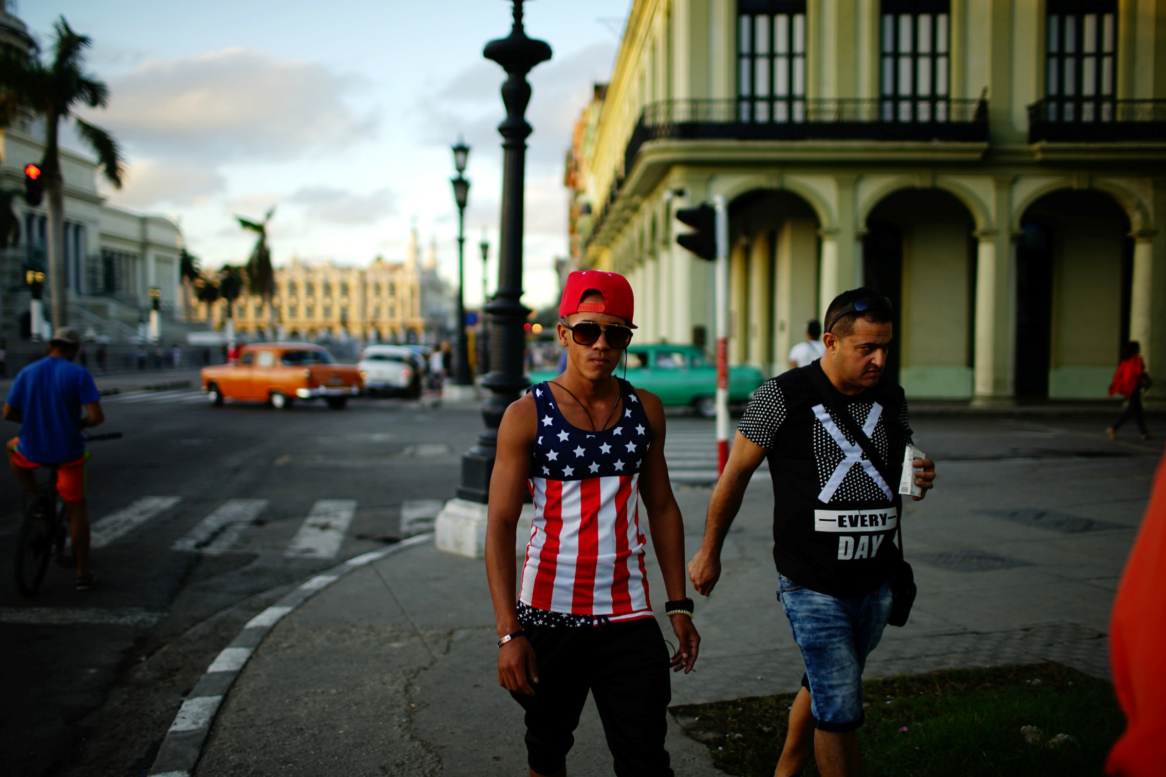 Un hombre con los colores de Estados Unidos en su playera camina en el centro de La Habana.