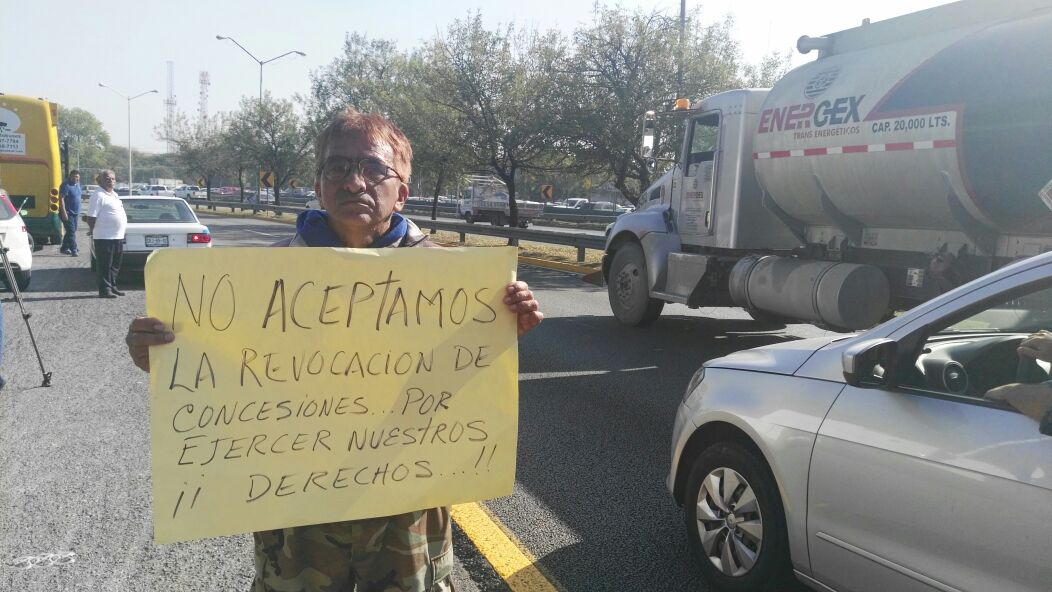 Se manifestaron con carteles y mantas que reflejaban su inconformidad por el gasolinazo.