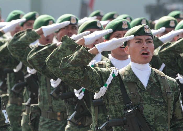 El secretario de Defensa Nacional, Salvador Cienfuegos Zepeda, encabezó la ceremonia de entrega de condecoraciones a generales que se retiran.
