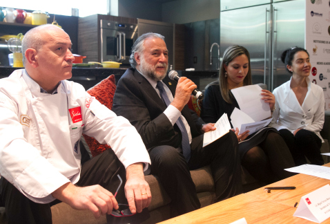 El secretario de Turismo capitalino, Miguel Torruco, anunció el Sirha México 2017, acompañado por los chefs Guy Santoro y Martha Ortiz, y la directora