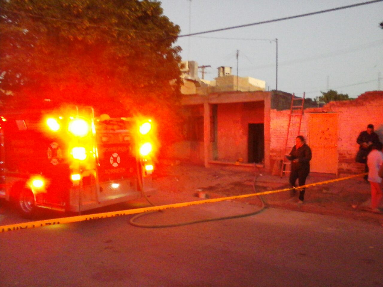 Tras sofocar un incendio, Bomberos de Torreón encontraron un cuerpo con huellas de violencia.