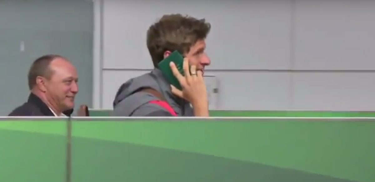Thomas Müller evade a los periodistas 
