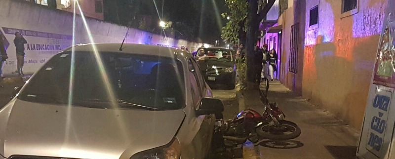 Uno de los cuerpos quedó a un lado de un vehículo.
